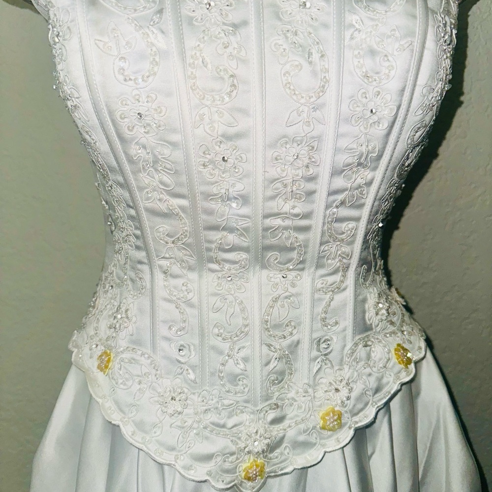 Chic White Dress with Floral Embroidery